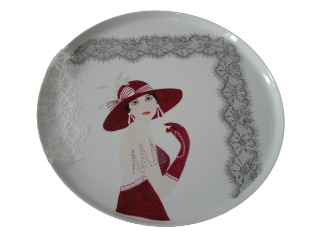 dame a capeline plat a tarte en porcelaine